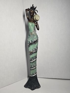 Elegant Yorub African Figurine Made of Resin, Weight  1107 G, Height 19 Inches